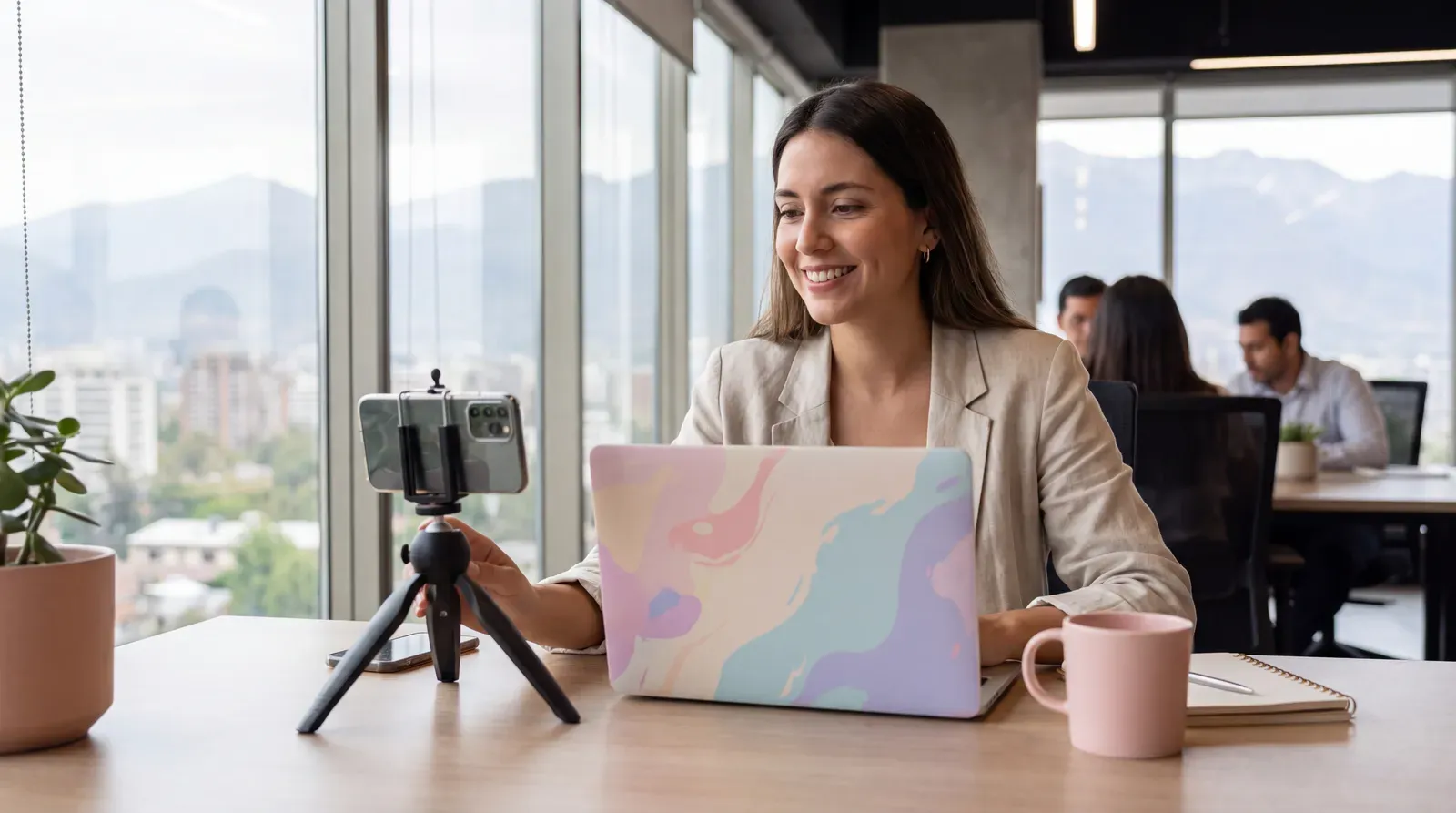 Profesional preparando una presentación en vídeo para acompañar su CV
