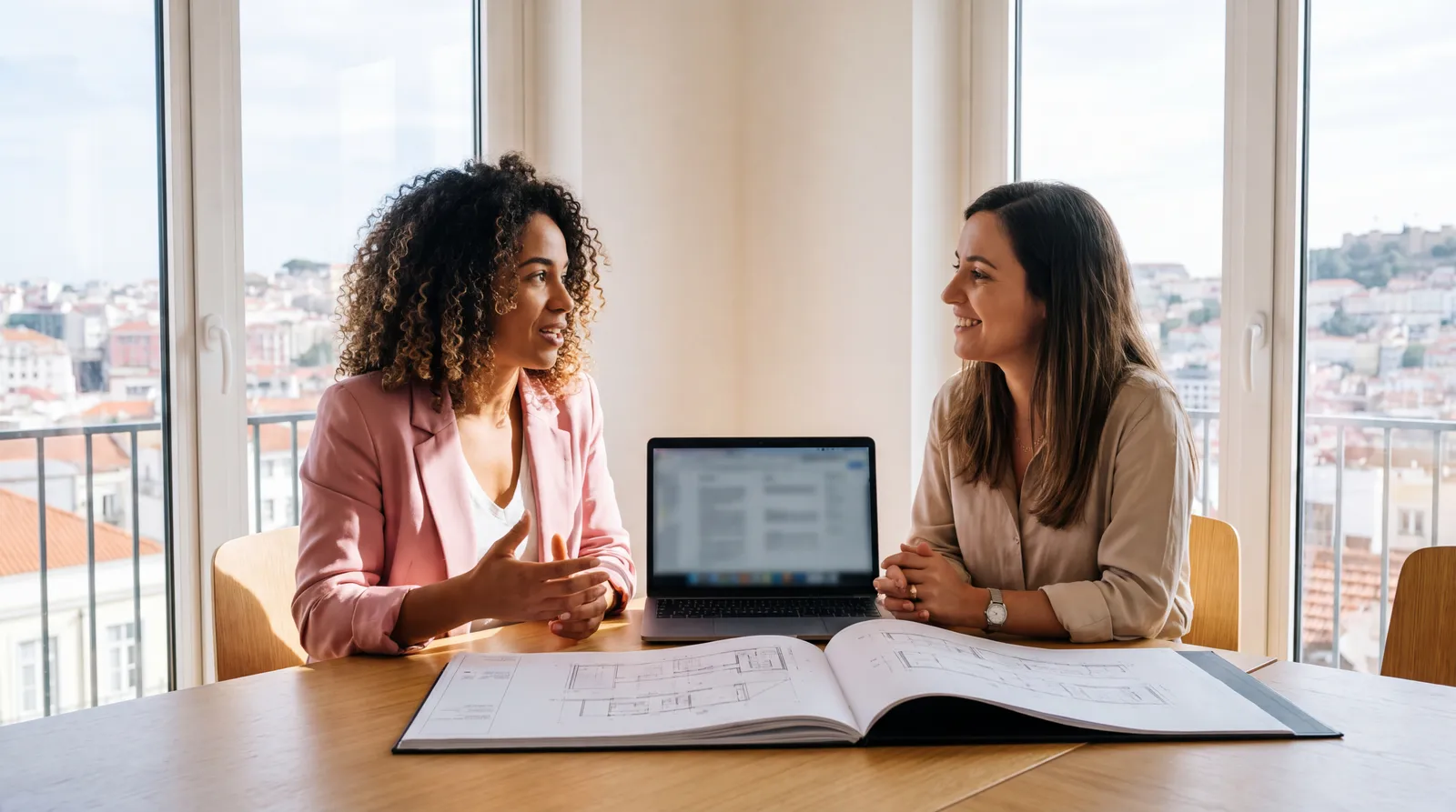 Profissional e recrutadora analisam experiência e competências numa entrevista em Portugal