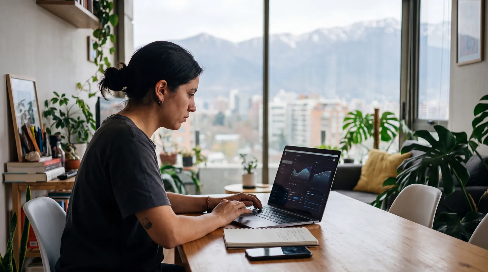 Persona preparando su CV y su búsqueda laboral desde un departamento en Santiago de Chile