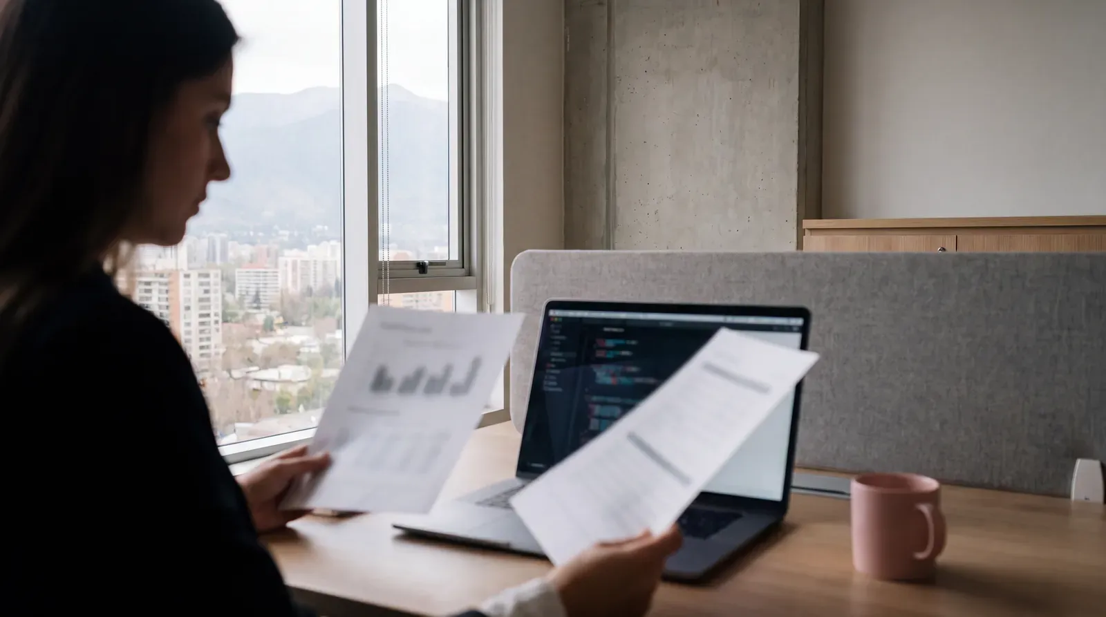Persona contrastando documentos antes de interpretar las cifras de empleo en Chile